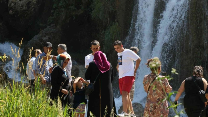 Girlevik Şelalesi'nde hafta sonu yoğunluğu