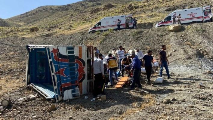 Göçerleri taşıyan kamyonet şarampole yuvarlandı: 10 yaralı