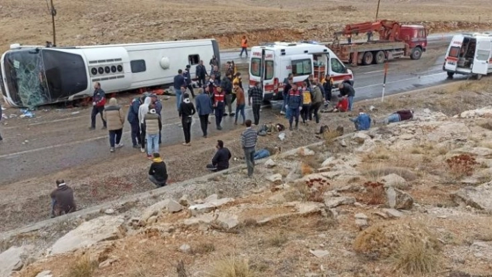 Göçmenleri taşıyan otobüs devrildi ilk belirlemelere göre 3 kişi öldü çok sayıda kişi yaralandı