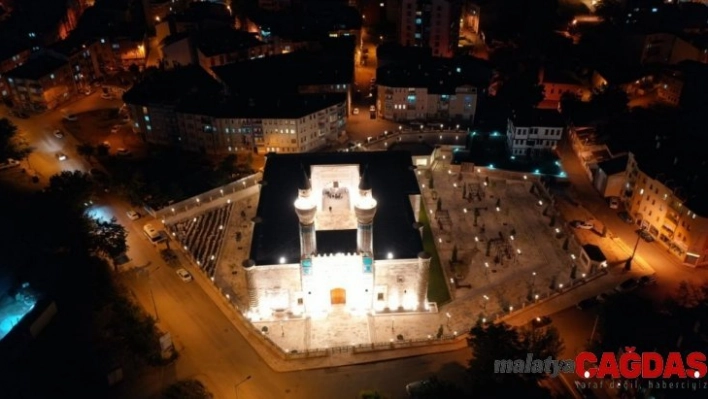 Gök Medrese gece görüntüsüyle de hayran bıraktı