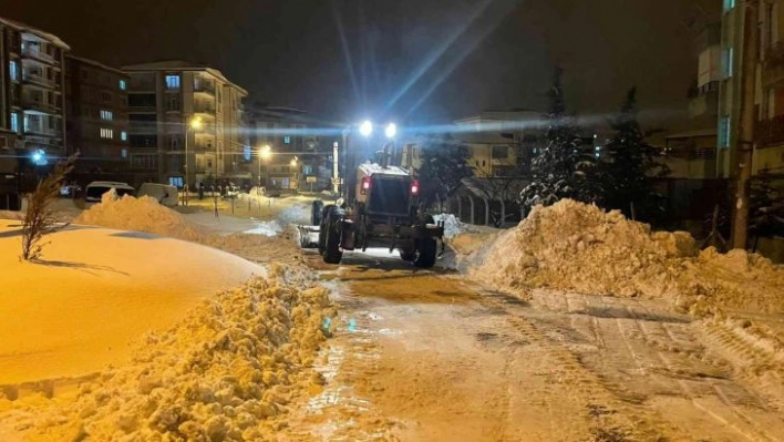 Gölbaşı Belediyesi, kaldırımlarda kar temizleme ve tuzlama yapıyor