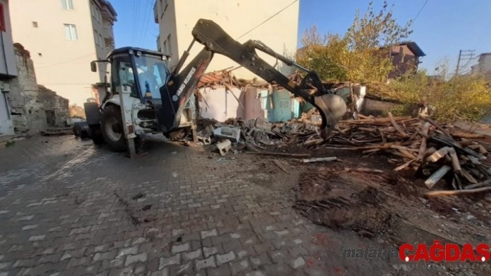 Gölbaşı Belediyesi metruk binaların yıkımını gerçekleştirdi