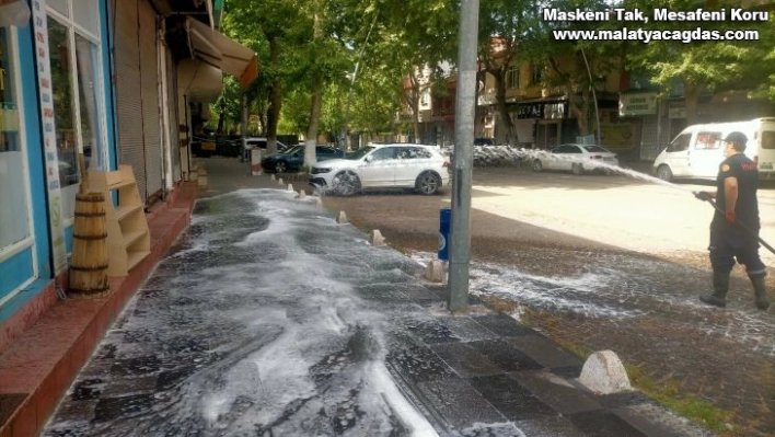 Gölbaşı Belediyesi yolları ve kaldırımları dezenfekte ediyor