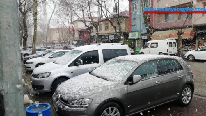 Gölbaşı ilçesinde lapa lapa kar yağıyor