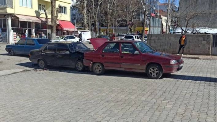 Gölbaşı'nda otomobiller çarpıştı