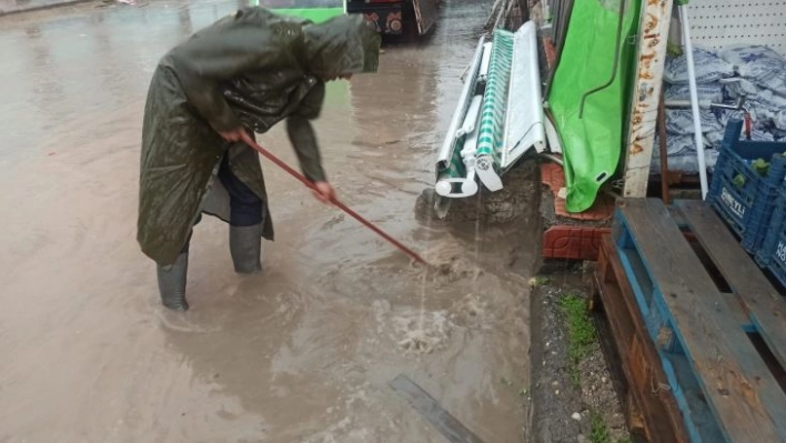 Gölbaşı'nda tıkanan yağmur suyu mazgalları açıldı