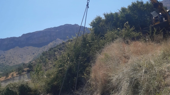 Gölete düşen traktör vinçle çıkarıldı