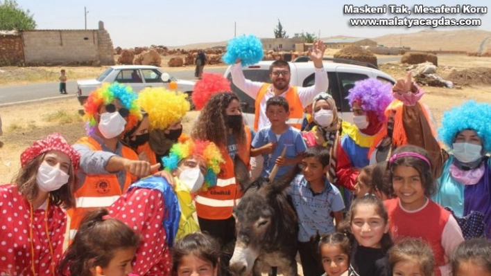 Gönüllü palyaçolar kırsaldaki çocuklara bayram sürprizi yaptı