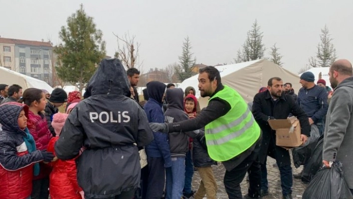 Gönüllüler, deprem bölgesinde destek veriyor