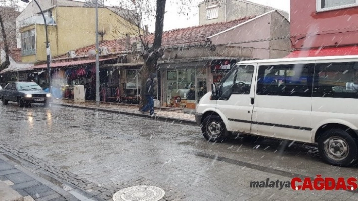 Gördes'e yılın ilk karı düştü