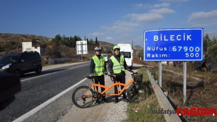 Görme engelli genç 35 kilometre pedal çevirdi