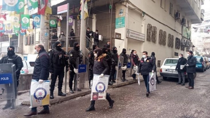 Gözaltına alınan DBP İl Başkanı Seval Gülmez, serbest bırakılarak izolasyona alındı