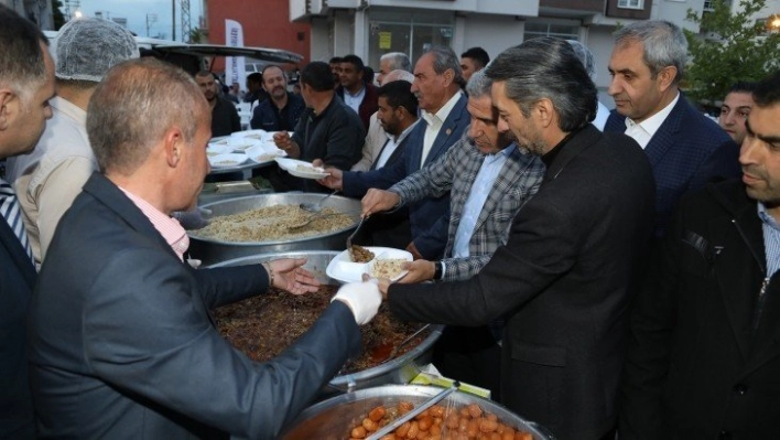 Güder, vatandaşlarla birlikte iftarını açtı