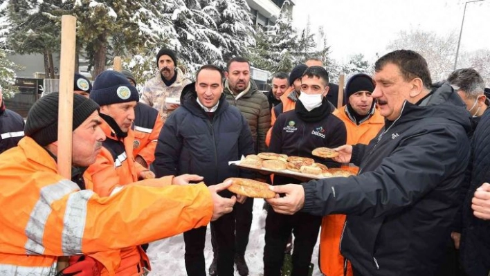 Gürkan, sahada çalışan personellerle bir araya geldi