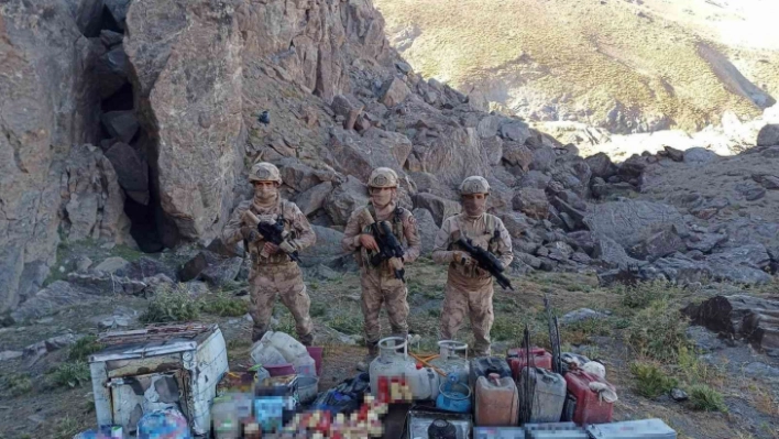 Gürpınar'da PKK'ya ait yaşam malzemeleri ele geçirildi