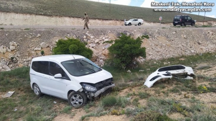 Gürün'de otomobil şarampole uçtu: 1'i bebek 6 yaralı