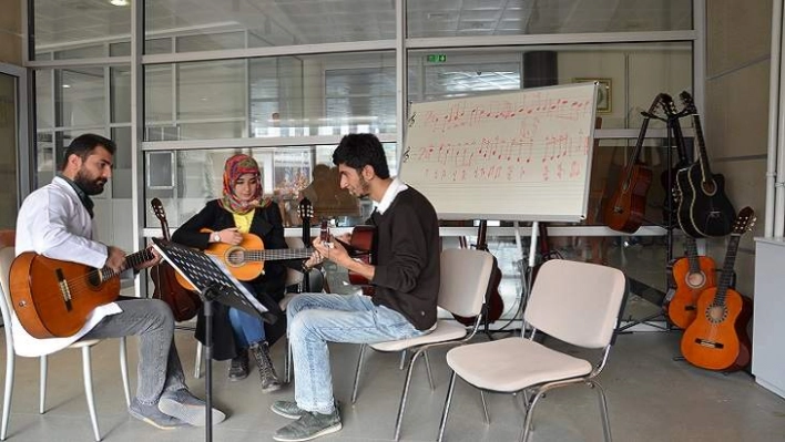 Pop Müziğin Adresi: Mahur Gitar Atölyesi 