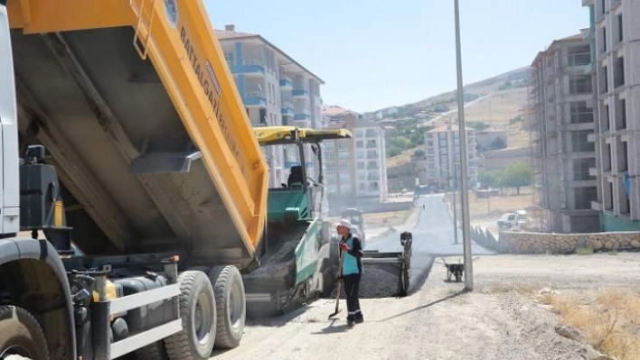 Tandoğan Ve Hacı Abdi Mahallesi'nde Sıcak Asfalt Serimi Gerçekleştirildi