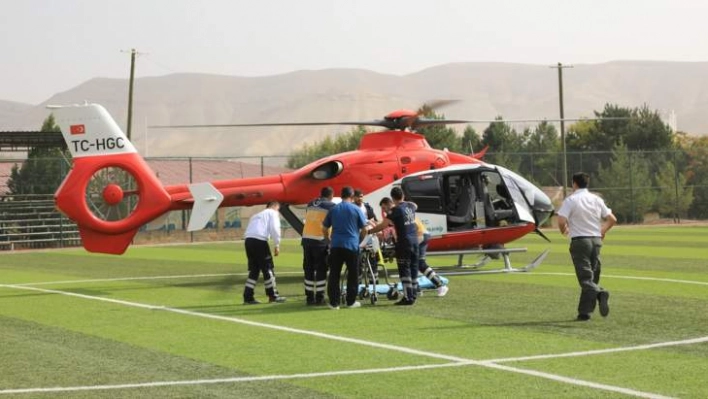 Ambulans helikopter yaşlı kadın için havalandı