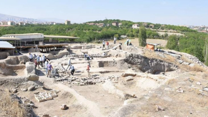 Statülerini göstermek için kafataslarının şekli değiştirilmiş