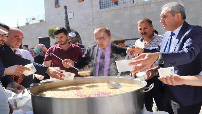 Vatandaşlara Cuma Namazı Çıkışı Aşure İkramı Yapıldı