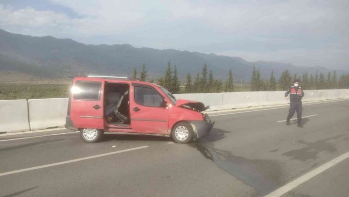 Hafif ticari araç beton bariyere çarptı: 2 yaralı