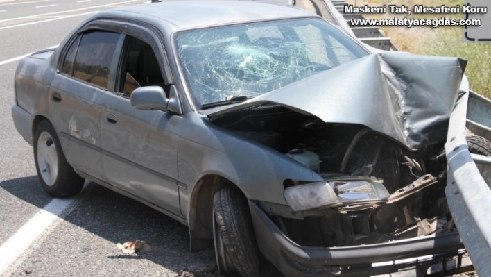 Hafif ticari araç ile çarpışan otomobil bariyerlere saplandı: 5 yaralı