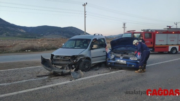 Hafif ticari araç ile otomobil çarpıştı: 1 yaralı