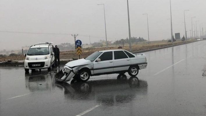 Hafif ticari araç ile otomobil kavşakta çarpıştı: 2 yaralı