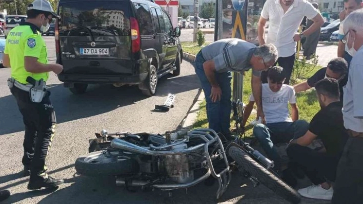 Hafif ticari araç motosiklete çarptı: 1 yaralı