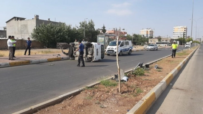 Hafif ticari araç takla attı: 2 yaralı