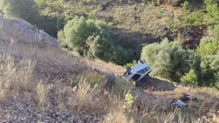 Hafif ticari araç uçuruma devrildi, 1 kişi öldü, 2 kişi yaralandı