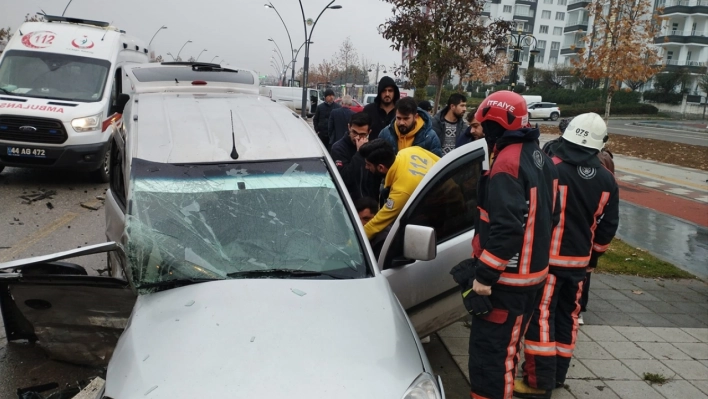 Hafif ticari aracın çarpışması sonucu 1 kişi ölü, 2 kişi yaralandı