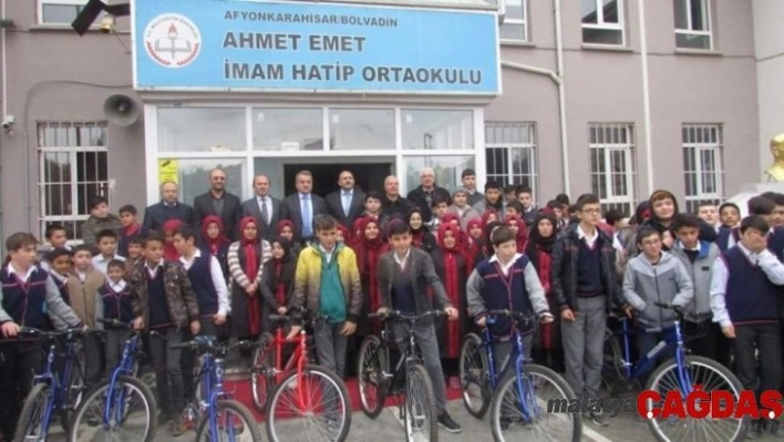 Hafızlığı bitiren öğrencilere bisiklet hediye edildi