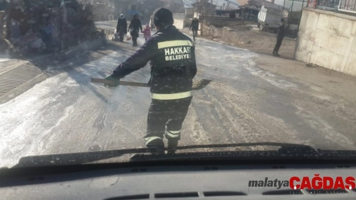 Hakkari belediyesi tuzlama çalışması yaptı