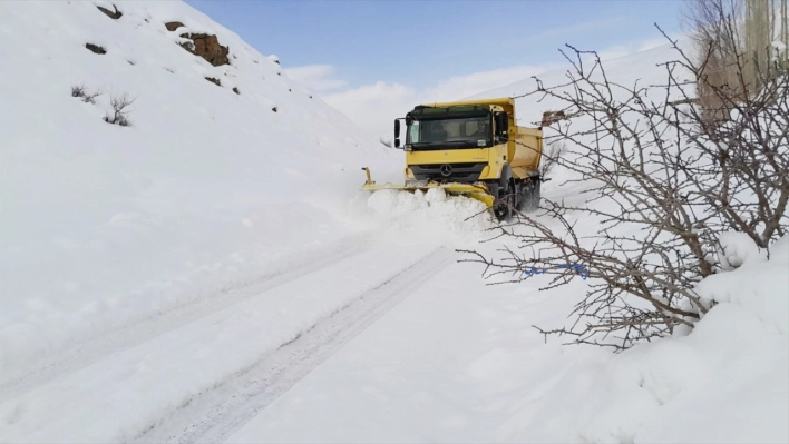 Hakkari'de 89 köy ve mezraya ulaşım sağlanamıyor