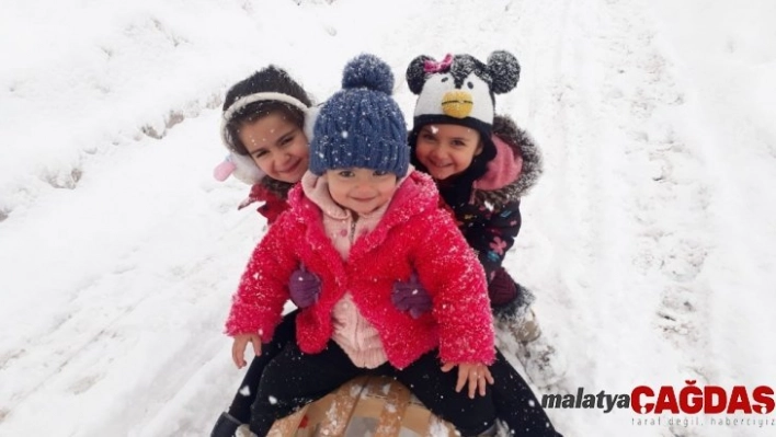 Hakkari'de çocukların kızak keyfi