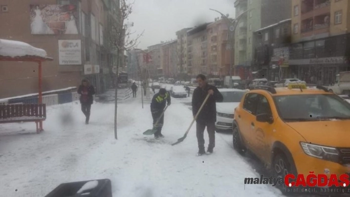 Hakkari'de yol tuzlama çalışması