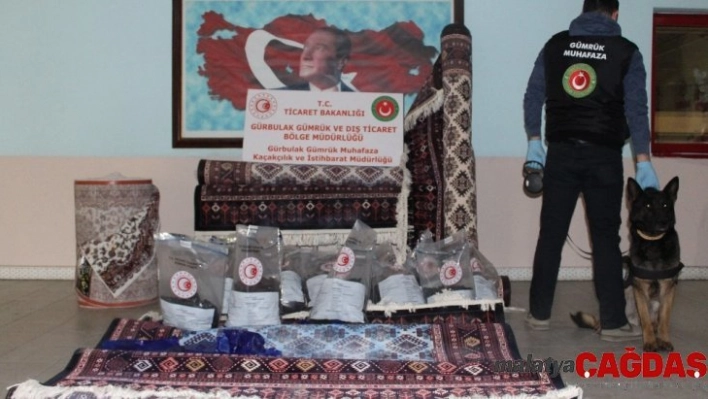 Halıların içinden 137,5 kilogram afyon sakızı çıktı