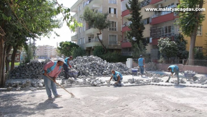 Haliliye'de iki mahallede kilitli beton parke çalışması