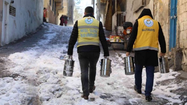 Haliliye'de kapı kapı sıcak aş dağıtılıyor