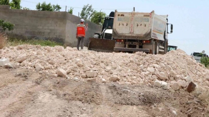 Haliliye'de üç mahallenin daha yol ağı genişletiliyor