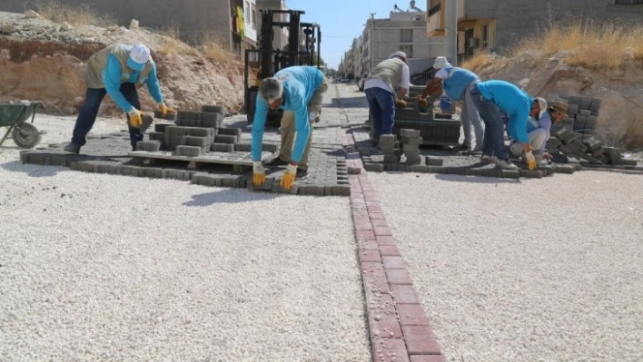 Haliliye'de açılan yollarda kilitli parke döşeniyor