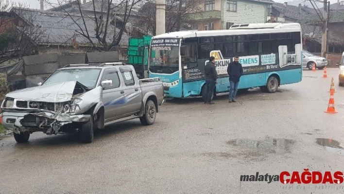 Halk otobüsü ile kamyonet çarpıştı: 1 yaralı