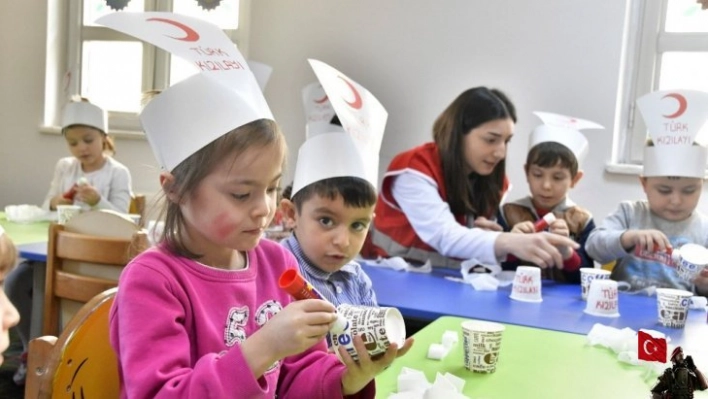 Harçlıklarını Kızılay'a bağışlayacaklar