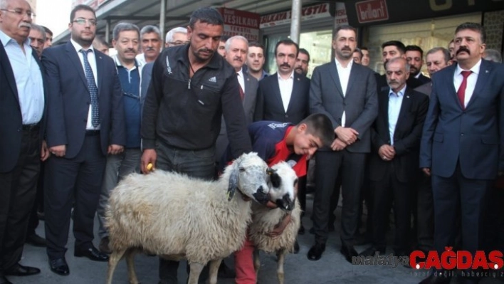 Harekata katılan Mehmetçik için kurban kesildi, dua edildi