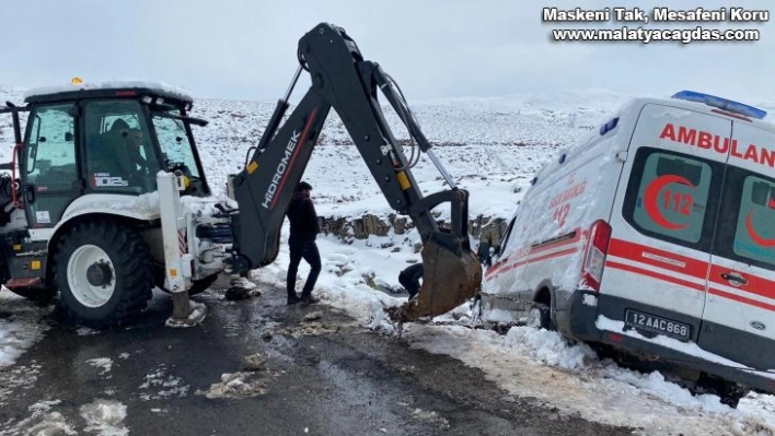 Hasta almaya giden ambulans kara saplandı