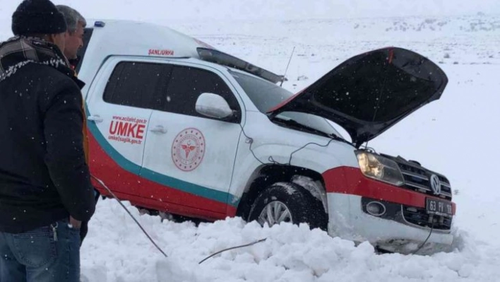 Hasta almaya giden sağlık ekipleri karda mahsur kaldı