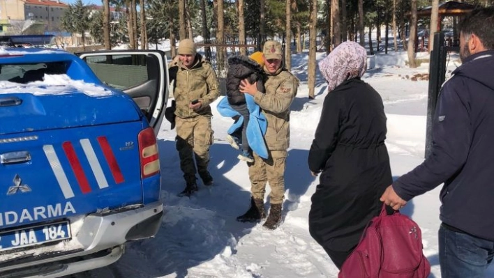 Hasta çocuğun yardımına jandarma yetişti