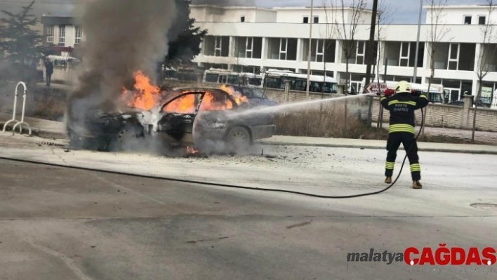 Hastane bahçesinde otomobil alev alev yandı